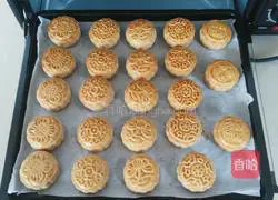 Illustration of how to make mung bean filling mooncakes 13
