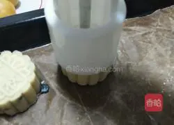 Cantonese egg yolk mooncake recipe 14