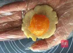 Recipe for the syrup-free version of Cantonese white lotus paste and egg yolk mooncakes 5