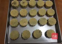 Illustration of how to make egg yolk and bean paste mooncakes 17
