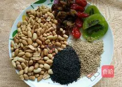 Illustration of how to make five-nut mooncake filling 1