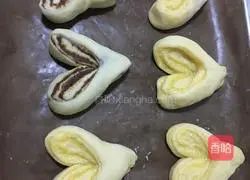 Illustration of how to make coconut heart-shaped bread without butter 12