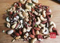 Illustration of how to make cashew nut mooncakes 5