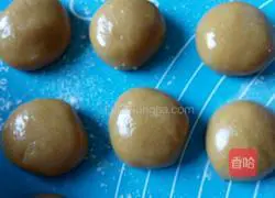 Illustration of how to make Cantonese-style mooncakes with bean paste 9