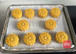 Illustration of how to make chestnut stuffed mooncakes 11