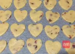 Illustration of how to make cranberry-shaped biscuits 6