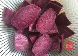 Homemade purple sweet potato biscuits Illustration of how to do it 3