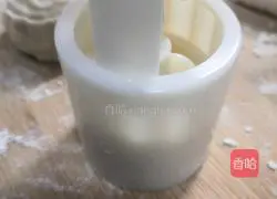 Illustration of how to make steamed mooncakes with bean paste filling 6