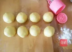 Illustration of how to make milky jujube mooncakes 15