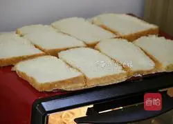 Illustration of making homemade bread crumbs 2