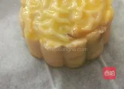 Cantonese egg yolk mooncake recipe illustration 6