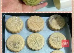 Illustration of how to make Cantonese mooncakes with red bean paste filling 8