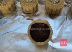 Illustration of how to make bean paste and egg yolk mooncakes 10