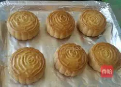 Illustration of how to make lotus paste and egg yolk mooncakes 15