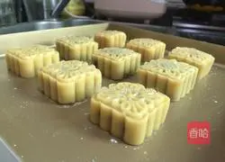 Illustration of how to make five-nut mooncakes 9