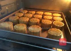 Illustration of how to make egg yolk and bean paste mooncakes 21