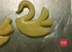 Illustration of how to make swan biscuits 10