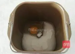 Illustration of how to make meat floss bread 1