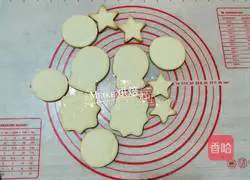 Illustration of how to make Christmas frosted cookies 1