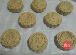 Illustration of how to make lotus paste and egg yolk mooncakes 17