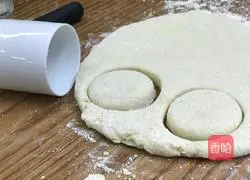 British afternoon tea: Illustration of how to make scones 11