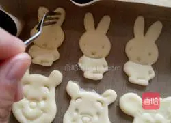 Illustration of how to make cartoon soda crackers 8