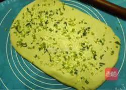 Illustration of how to make chive soda crackers 5