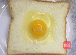 Illustration of how to make shrimp, cheese and baked egg toast 2