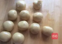 Illustration of making five-nut mooncakes 1
