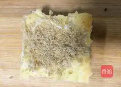 Illustration of how to make salad colored meat floss bread 13