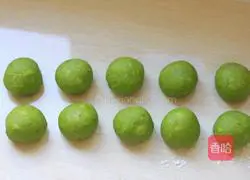 Illustration of how to make spinach sausage buns 8