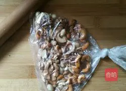 Illustration of how to make five-nut stuffed mooncakes 2