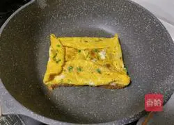 Illustration of how to make toast with eggs 10