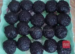 Illustration of how to make black rice stuffed mooncakes 1