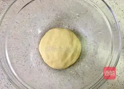 Illustration of how to make caterpillar bread 3