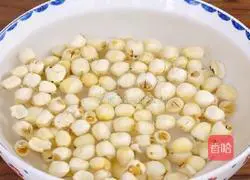 Illustration of how to make egg yolk and lotus paste mooncakes 1