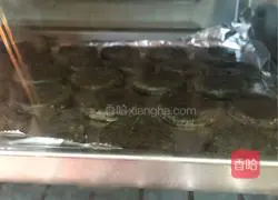 Illustration of how to make black sesame and walnut biscuits 8