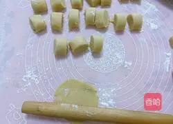 Illustration of how to make egg yolk and bean paste mooncakes 12