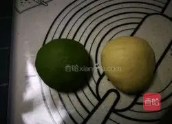 Illustration of how to make honey bean and coconut matcha toast 7