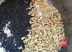 Illustration of how to make five-nut mooncake filling 6