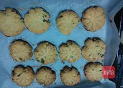 Illustration of how to make chive shortbread biscuits 10