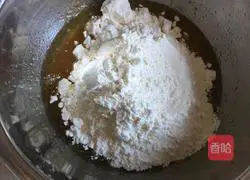 Illustration of how to make egg yolk and bean paste mooncakes 3