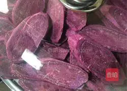 Illustration of how to make black sesame, walnut and purple sweet potato mooncakes 2