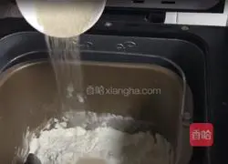 Illustration of making meat floss buns with bayberry sauce 2