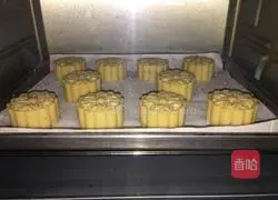 Illustration of how to make chestnut stuffed mooncakes 10