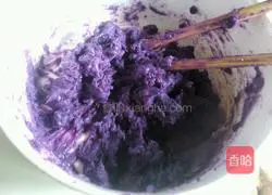 Illustration of how to make banana and purple potato rolls (toast version) 3