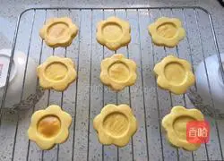 Illustration of how to make blueberry jam cookies 12