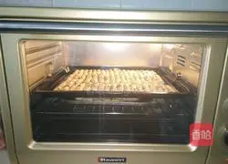 Illustration of making finger biscuits 7