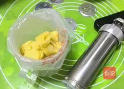 Illustration of how to make colorful cookies 16