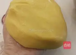 Illustration of how to make cashew nut mooncakes 4